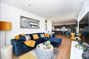 Spacious Designer 2BR Executive Apt, Near Beach & Marina, Central Location